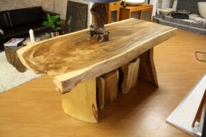 Tisch aus Massivholz