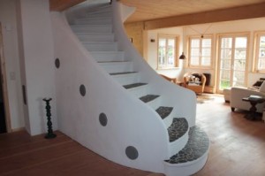Treppe und Ofen mit Elementen aus Naturstein