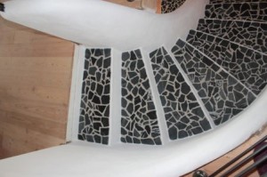 Treppe und Ofen mit Elementen aus Naturstein