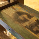 Metalltreppe mit Holzstufen im Shabby-Look