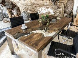 Designtisch Esstisch aus recyceltem Holz mit außergewöhnlichen Glaseinlegern und einem Gestell aus Edelstahl