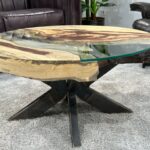 Massiver Holztisch rund mit Glasplatte