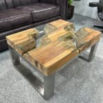 80 cm breiter Couchtisch aus Holz mit Glas