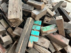 Recyceltes Holz Rohmaterial fuer handgefertigte Tische