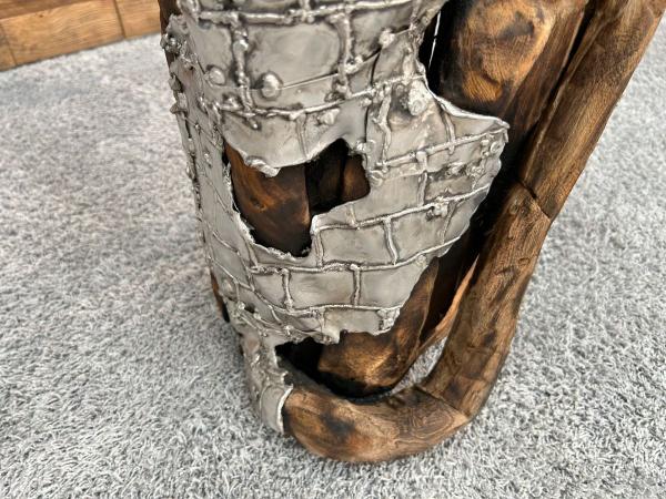 Skulptur Sitzender Hund aus Altholz mit Aluminium