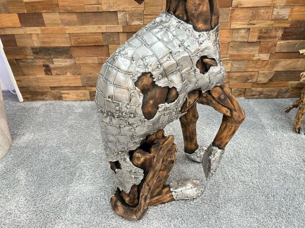 Skulptur Sitzender Hund aus Altholz mit Aluminium