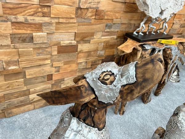 Skulptur Sitzender Hund aus Altholz mit Aluminium