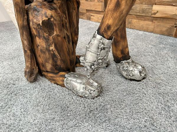 Skulptur Sitzender Hund aus Altholz mit Aluminium