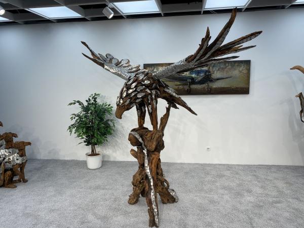 Adler aus Altholz mit Aluminium
