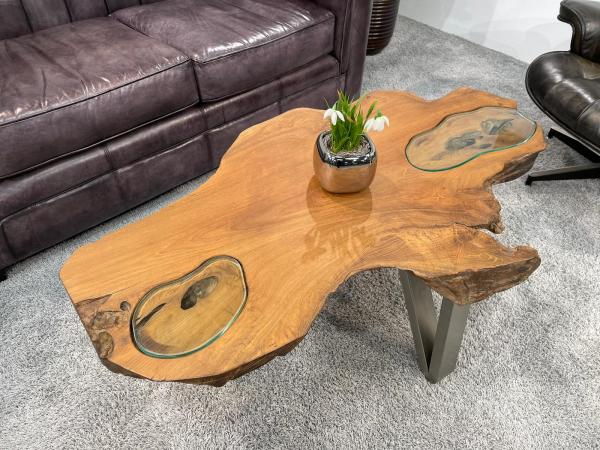 Couchtisch aus einer Baumscheibe Teak mit Baumkante