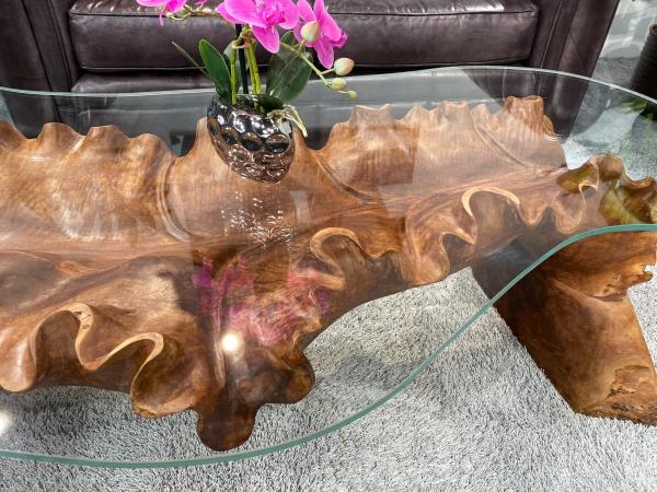 Abverkauf Couchtisch "Leaf Litschi" 191 cm aus einem Baumstumpf in Handarbeit geschnitzt mit Glasplatte