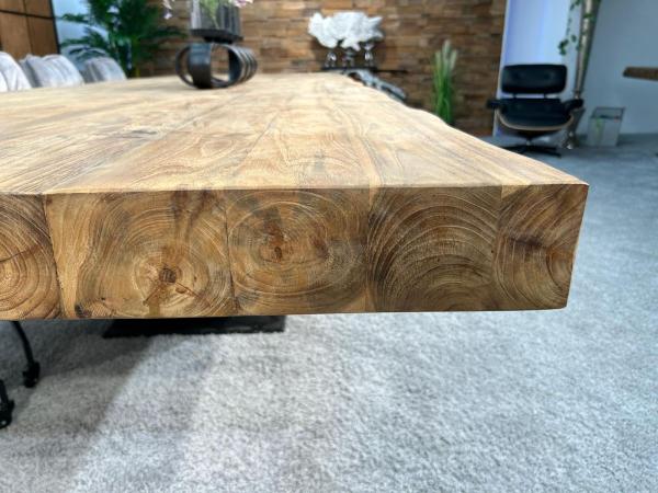 Esstisch Deep Island aus recyceltem Holz