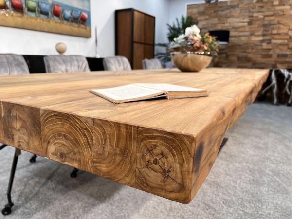 Esstisch im Naturdesign Deep Island aus recyceltem Holz