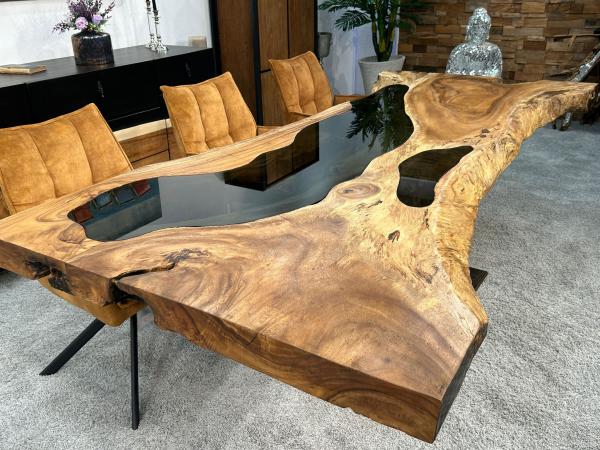 Designtisch aus einer Baumscheibe "Lakeside Suar" (ca. 260 x 82-117 x 77 cm) mit Glaseinlagen und Rohstahlgestell