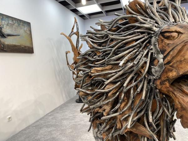 Figur Löwe aus Altholz mit Aluminium