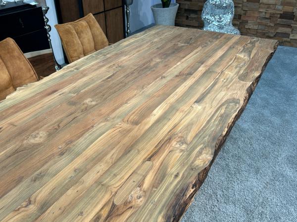 Esstisch Deep Island aus recyceltem Holz