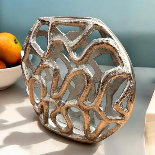 Metallvase mit Lianendesign Venla