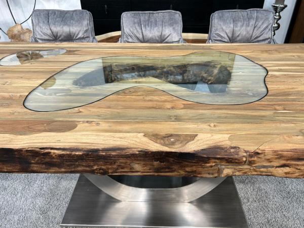 Nachhaltiger Massivholztisch "Deep Island" aus recyceltem Holz