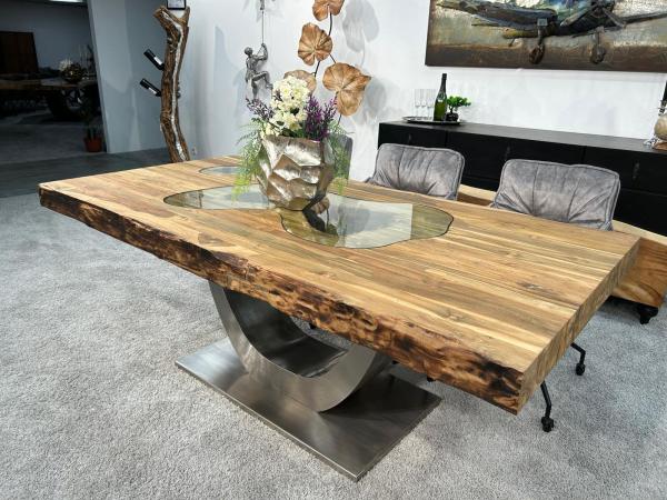 Nachhaltiger Massivholztisch "Deep Island" aus recyceltem Holz