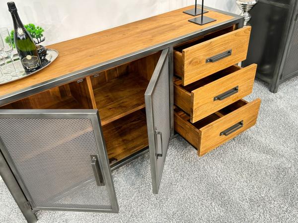 Sideboard aus Metall und Massivholz