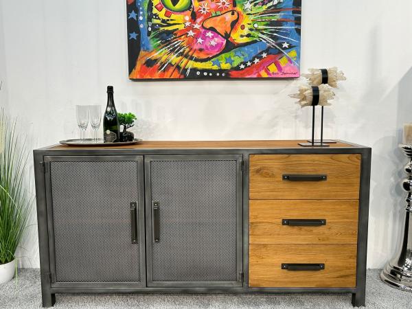 Sideboard aus Metall und Massivholz