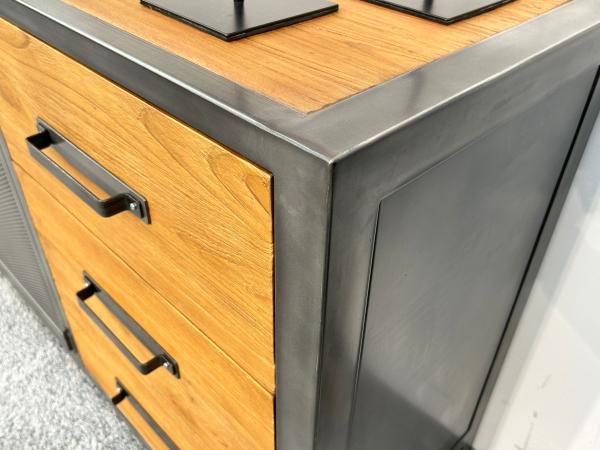 Sideboard aus Metall und Massivholz