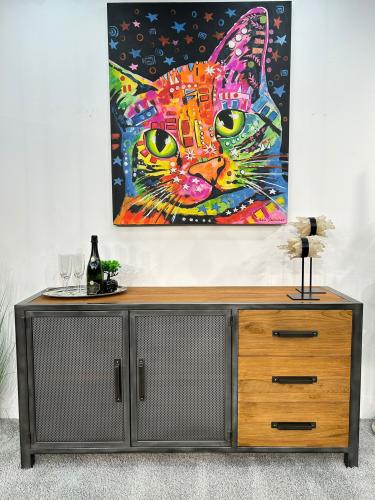 Sideboard aus Metall und Massivholz