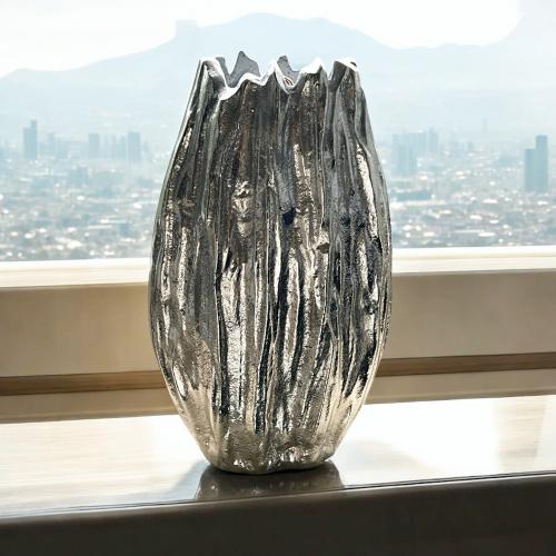 Silberne Designvase aus Metall Volcano