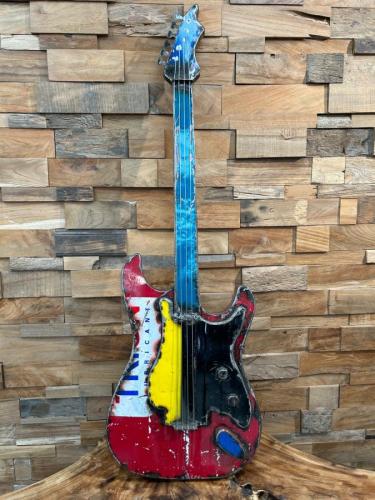 Skulptur E-Gitarre aus recyceltem Metall