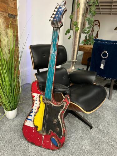 Skulptur E-Gitarre aus recyceltem Metall