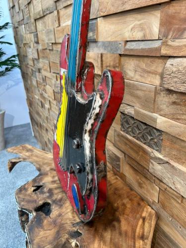 Skulptur E-Gitarre aus recyceltem Metall