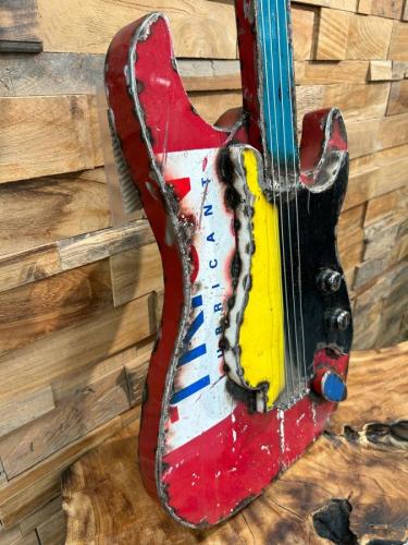 Skulptur E-Gitarre aus recyceltem Metall