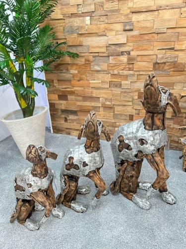 Skulptur-Set  Sitzende Hunde aus recyceltem Altholz mit Aluminium