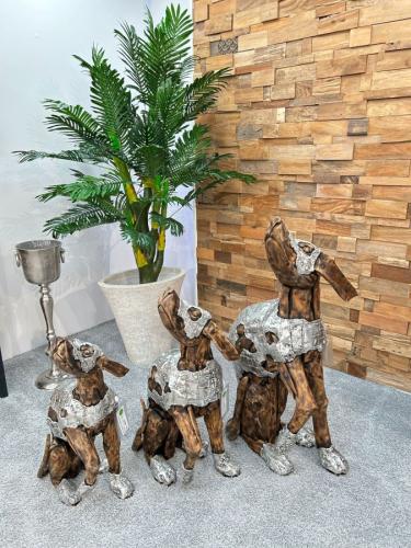 Skulptur-Set  Sitzende Hunde aus recyceltem Altholz mit Aluminium