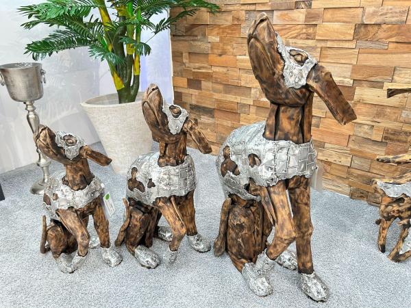 Skulptur-Set  Sitzende Hunde aus recyceltem Altholz mit Aluminium