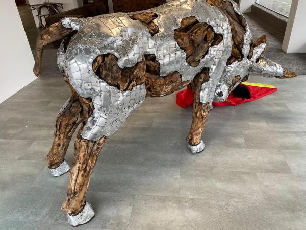 DER TISCHONKEL :: Skulptur Stier aus Altholz mit Aluminium