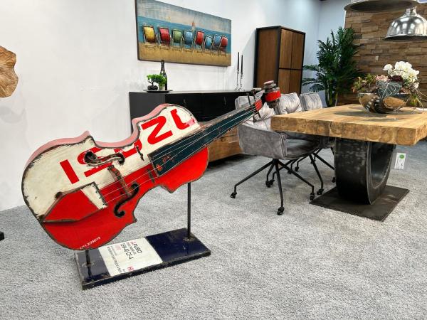 Skulptur Violine im XXL Format aus recyceltem Metall