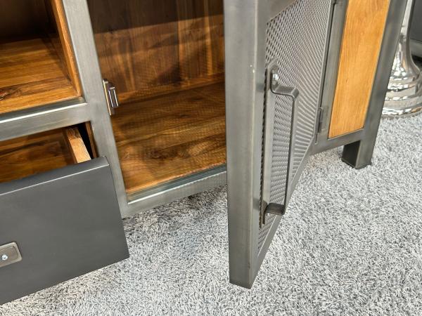 Tv-Schrank-aus-Metall-und-Holz-Industiedesign-Loft