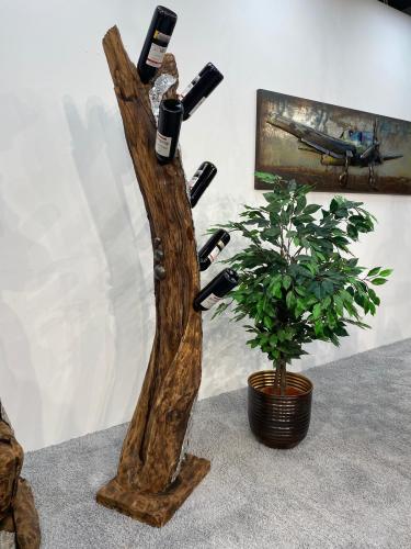 Weinständer (176 cm) aus einem massivem Baumstamm mit Applikationen aus Aluminium
