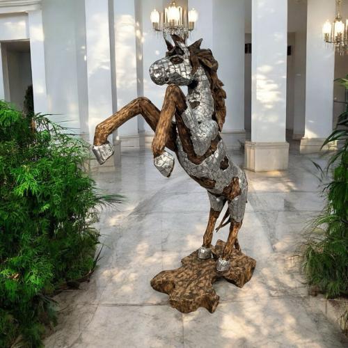 Skulptur steigenes Pferd aus Holz Lobby Hotel Eingangsbereich Dekoration