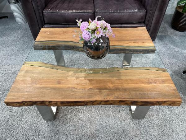 Eckiger Couchtisch aus Holz Old Elements rustikal modern Wildkante