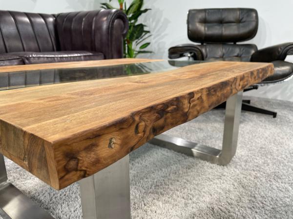 Eckiger Couchtisch aus Holz Old Elements rustikal modern Wildkante