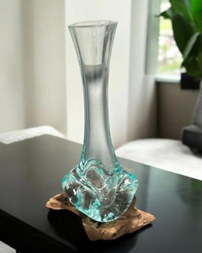 Vase aus Glas auf Wurzelholz 25 cm