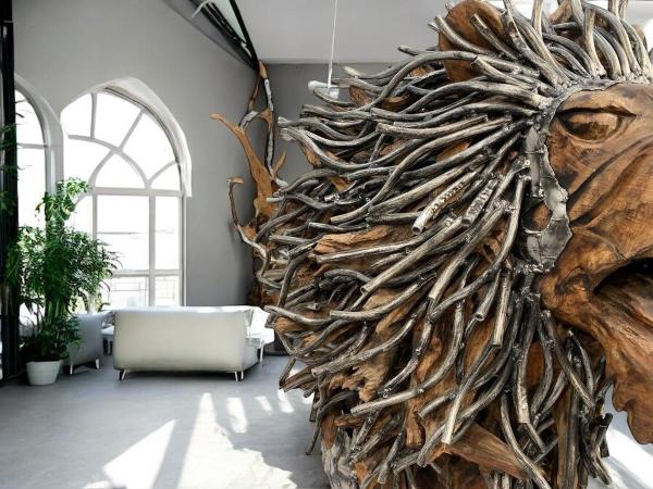 Statement-Dekor Loewe aus Holz mit Aluminium handgefertigt Lobby Schaufenster Eingangsbereich