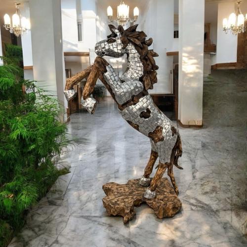 Skulptur steigenes Pferd aus Holz Lobby Hotel Eingangsbereich Dekoration