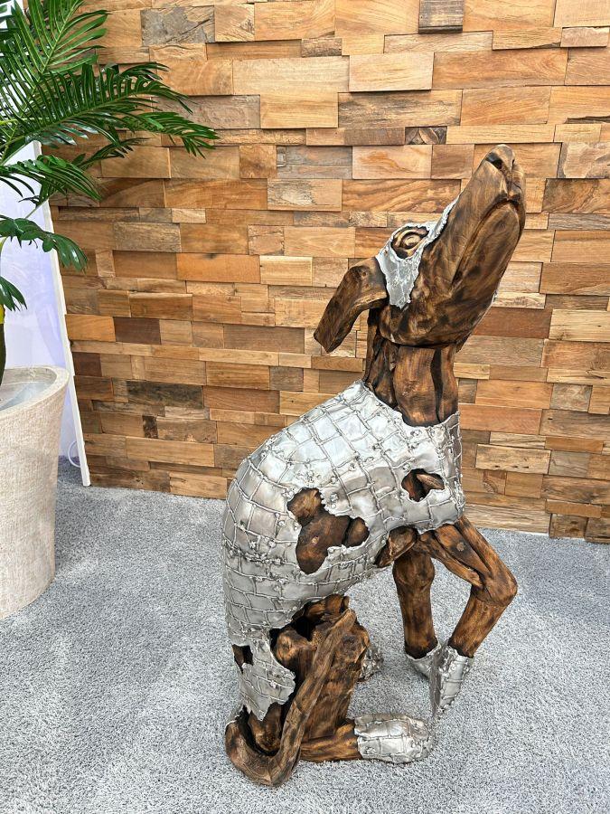 Skulptur Sitzender Hund aus Altholz mit Aluminium