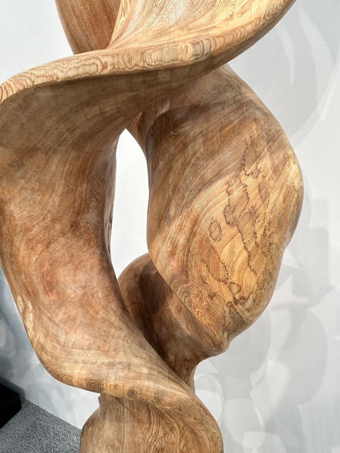 Beeindruckende Holzskulptur in 3D-Optik geschnitzt