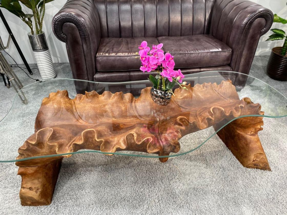 Abverkauf Couchtisch "Leaf Litschi" 191 cm aus einem Baumstumpf in Handarbeit geschnitzt mit Glasplatte