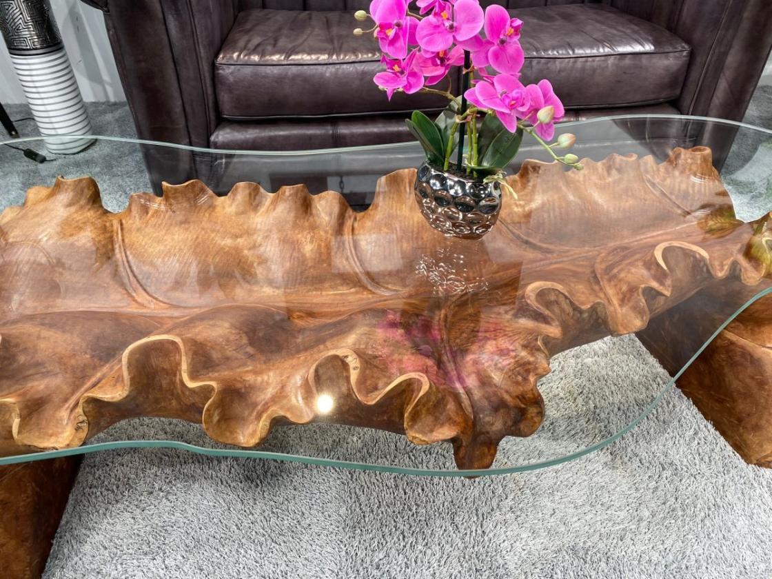 Abverkauf Couchtisch "Leaf Litschi" 191 cm aus einem Baumstumpf in Handarbeit geschnitzt mit Glasplatte