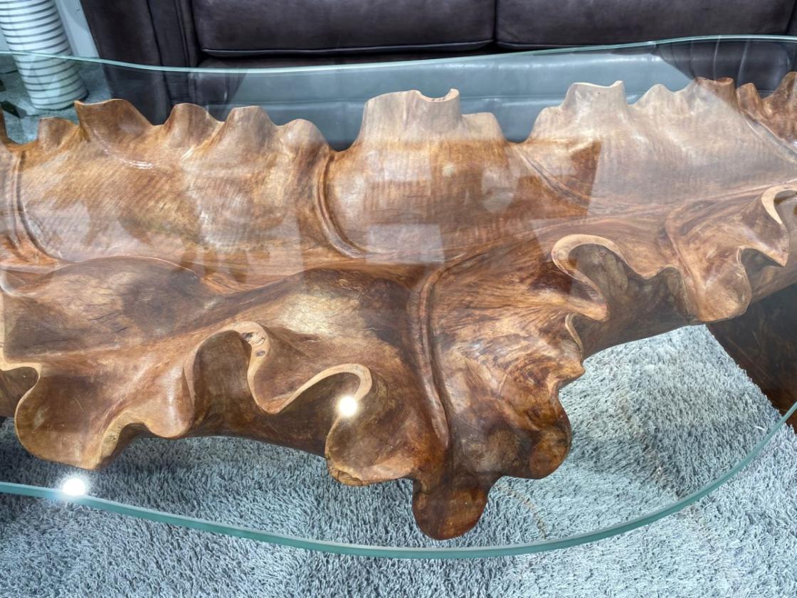 Abverkauf Couchtisch "Leaf Litschi" 191 cm aus einem Baumstumpf in Handarbeit geschnitzt mit Glasplatte